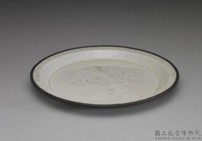 图片[2]-Dish with incised chi dragon design in white glaze, Ding ware, Northern Song dynasty (960-1127)-China Archive